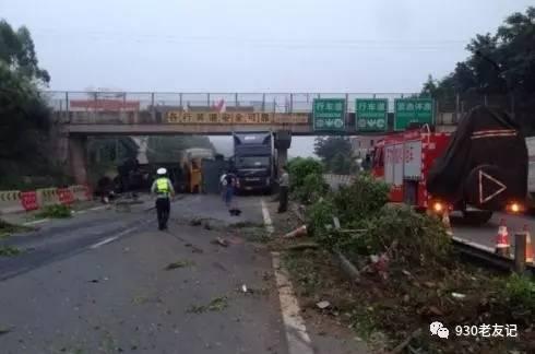 货车侧翻致南宁往柳州高速中断 车流积压7公里